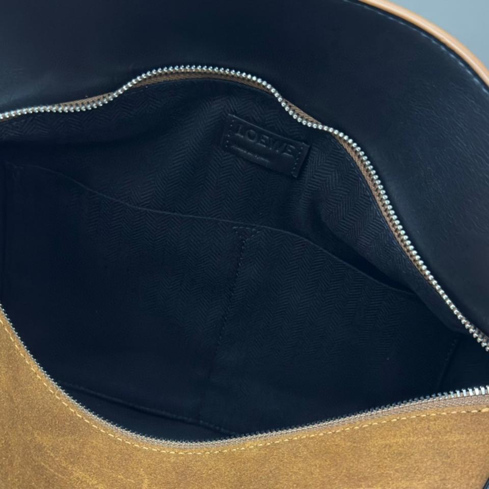 Loewe

Large Puzzle bag in pressed suede 33*21*17CＭ B510P00X03-duoc-ban-tai-Hvip Bags and Accessories