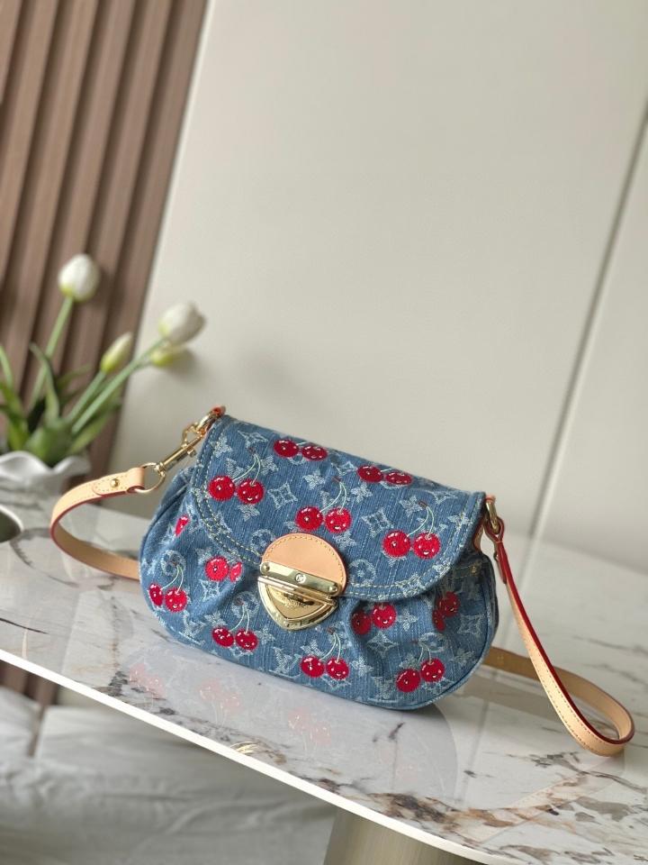 Louis Vuitton M13680
New
LV x TM Sunset 27 x 18 x 3 CM-duoc-ban-tai-Hvip Bags and Accessories