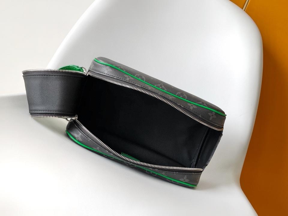 Louis Vuitton M26433
Dopp Kit 28 x 15 x 16.5cm (1)-duoc-ban-tai-Hvip Bags and Accessories