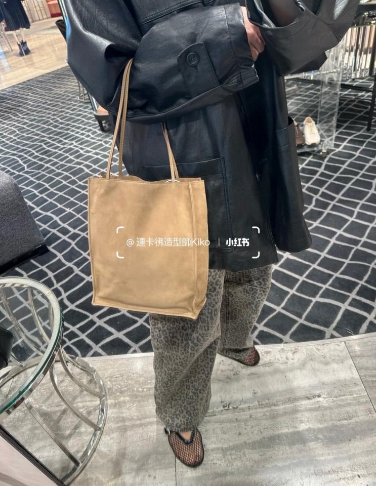 The Row Medium To Go Tote shoulder Bag in Nubuck Mustard 25✖️9.5✖️29cm-duoc-ban-tai-Hvip Bags and Accessories