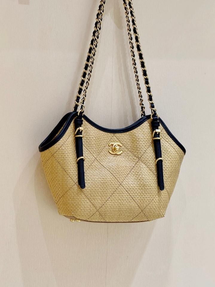 Chanel Cruise 2025/26   Small Shopping Bag   Braided Raffia, Calfskin & Gold-Tone Metal  beige & black AS6015 20*28*7cm-duoc-ban-tai-Hvip Bags and Accessories