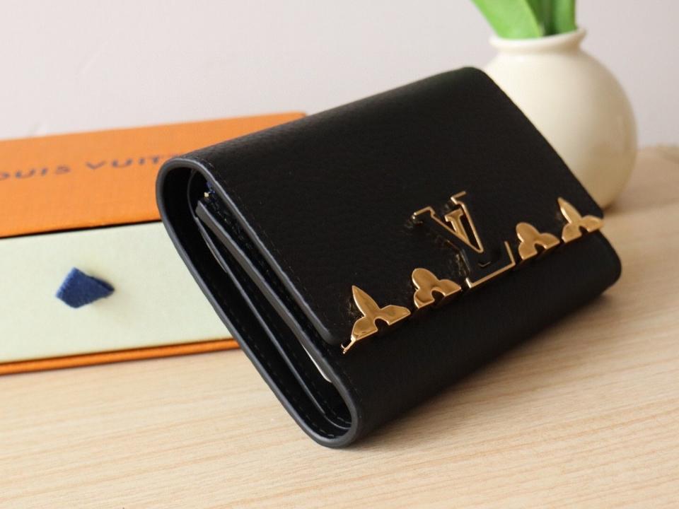 Louis Vuitton M82764
Capucines Compact Wallet-duoc-ban-tai-Hvip Bags and Accessories