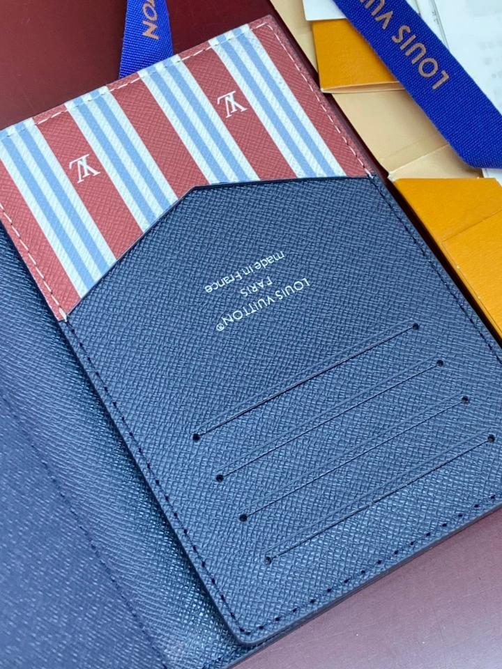 Louis Vuitton M15075
Passport Cover blue sky 14 x 2.5 x 10cm (1)-duoc-ban-tai-Hvip Bags and Accessories