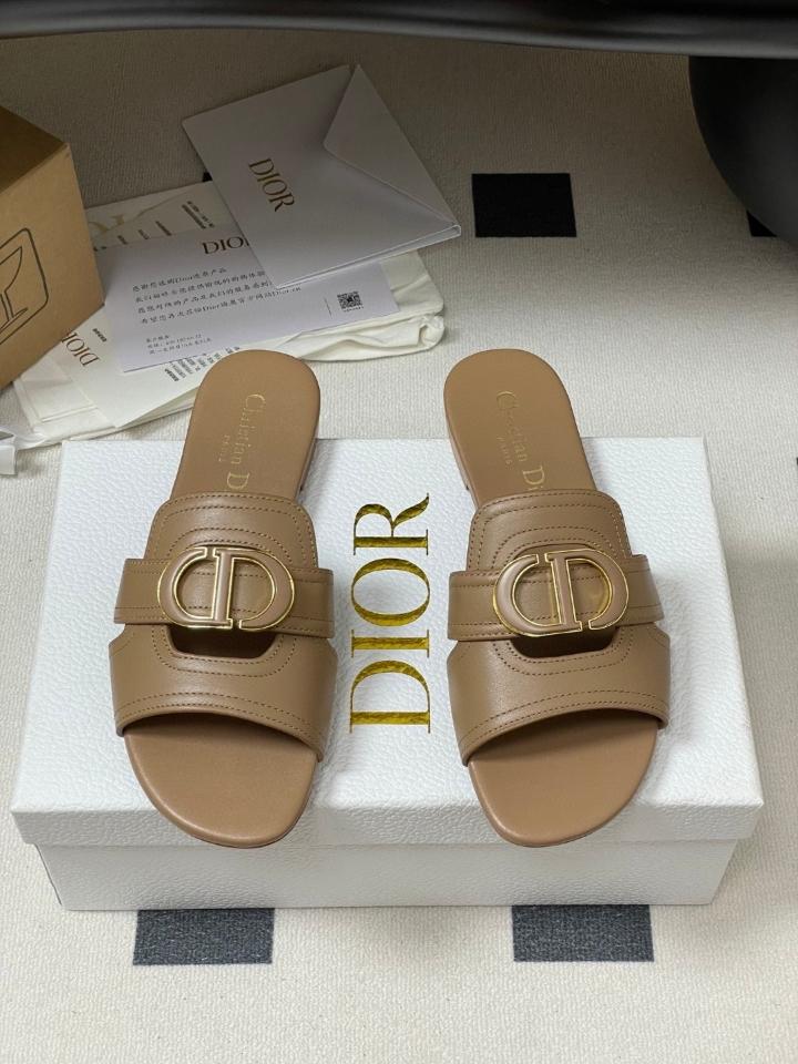 Dior 30 Montaigne Slide
Nude Calfskin
KCQ266VEA_S11U (2)-duoc-ban-tai-Hvip Shoes and Clothes