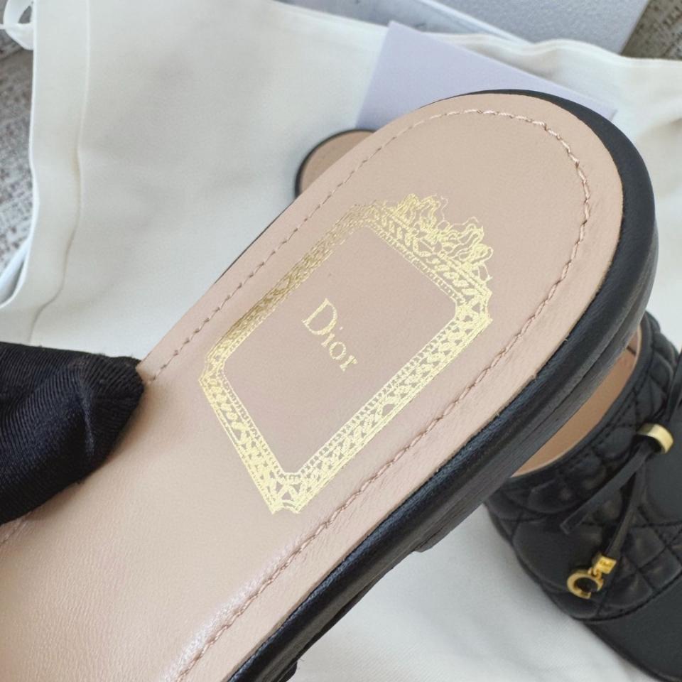 Dior Cannage Slide
Black Quilted Cannage Lambskin KCO545CQL-duoc-ban-tai-Hvip Shoes and Clothes