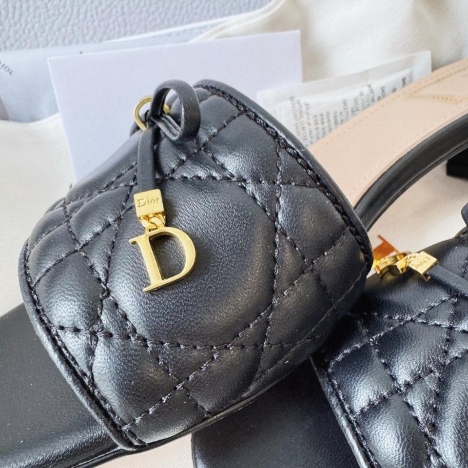 Dior Cannage Heeled Slide
Black Quilted Cannage Lambskin KCO546CQL-duoc-ban-tai-Hvip Shoes and Clothes