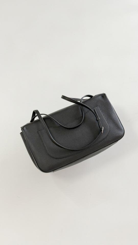 Chanel Maxi Flapbag
 
Grained Calfskin & Silver-Tone Metal 
Black AS6231 19.5 x 32 x 10cm-duoc-ban-tai-Hvip Bags and Accessories