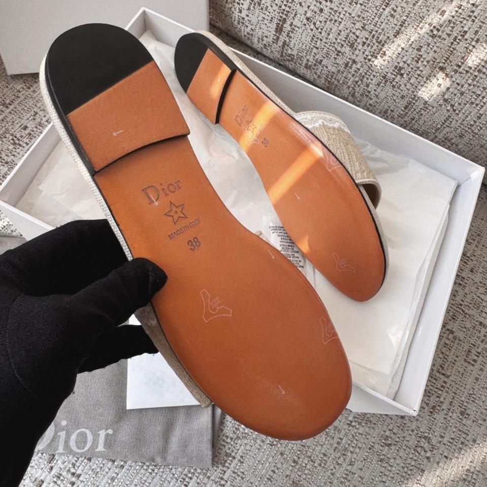 Dior Dentelle Slide
Beige Dior Oblique Embroidered Cotton and White Lace KCO531OCC -duoc-ban-tai-Hvip Shoes and Clothes
