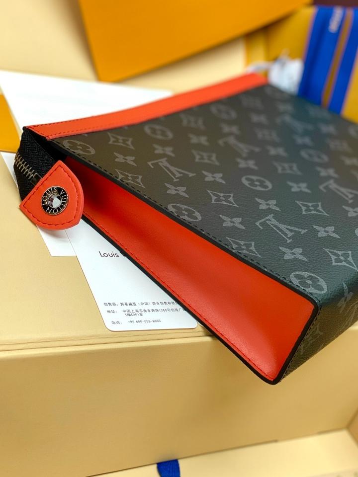 Louis Vuitton M26031
Pochette Voyage MM 21 x 6 x 27cm (1)-duoc-ban-tai-Hvip Bags and Accessories