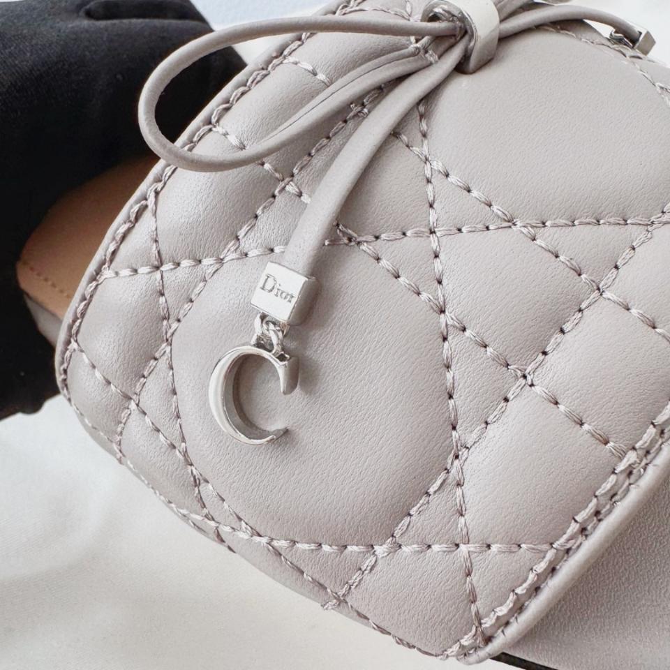 Dior Cannage Slide
Grey Quilted Cannage Lambskin KCO545CQL-duoc-ban-tai-Hvip Shoes and Clothes