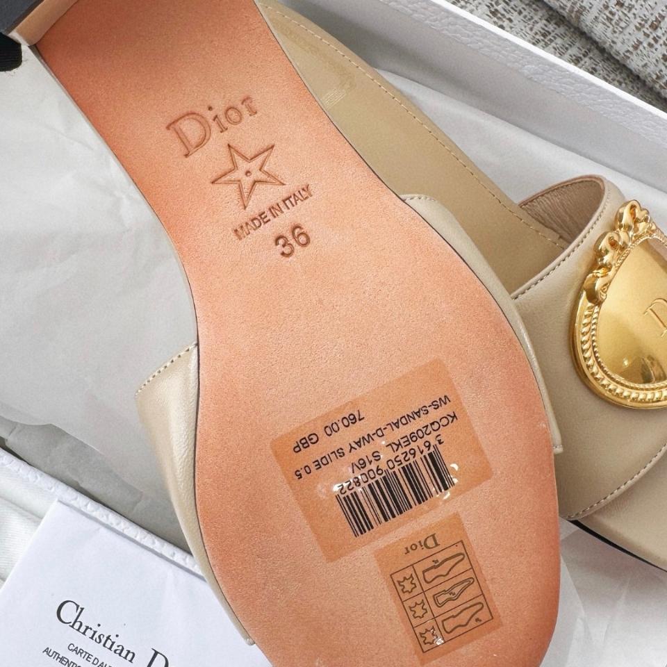 Dior Médaillon Buckle Heeled Slide
Grey Lambskin KCO695LAB-duoc-ban-tai-Hvip Shoes and Clothes