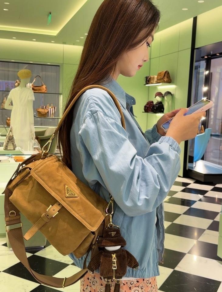 
Prada Explore medium suede shoulder bag with flap cinnamon 1BD394 30x14x10cm-duoc-ban-tai-Hvip Bags and Accessories
