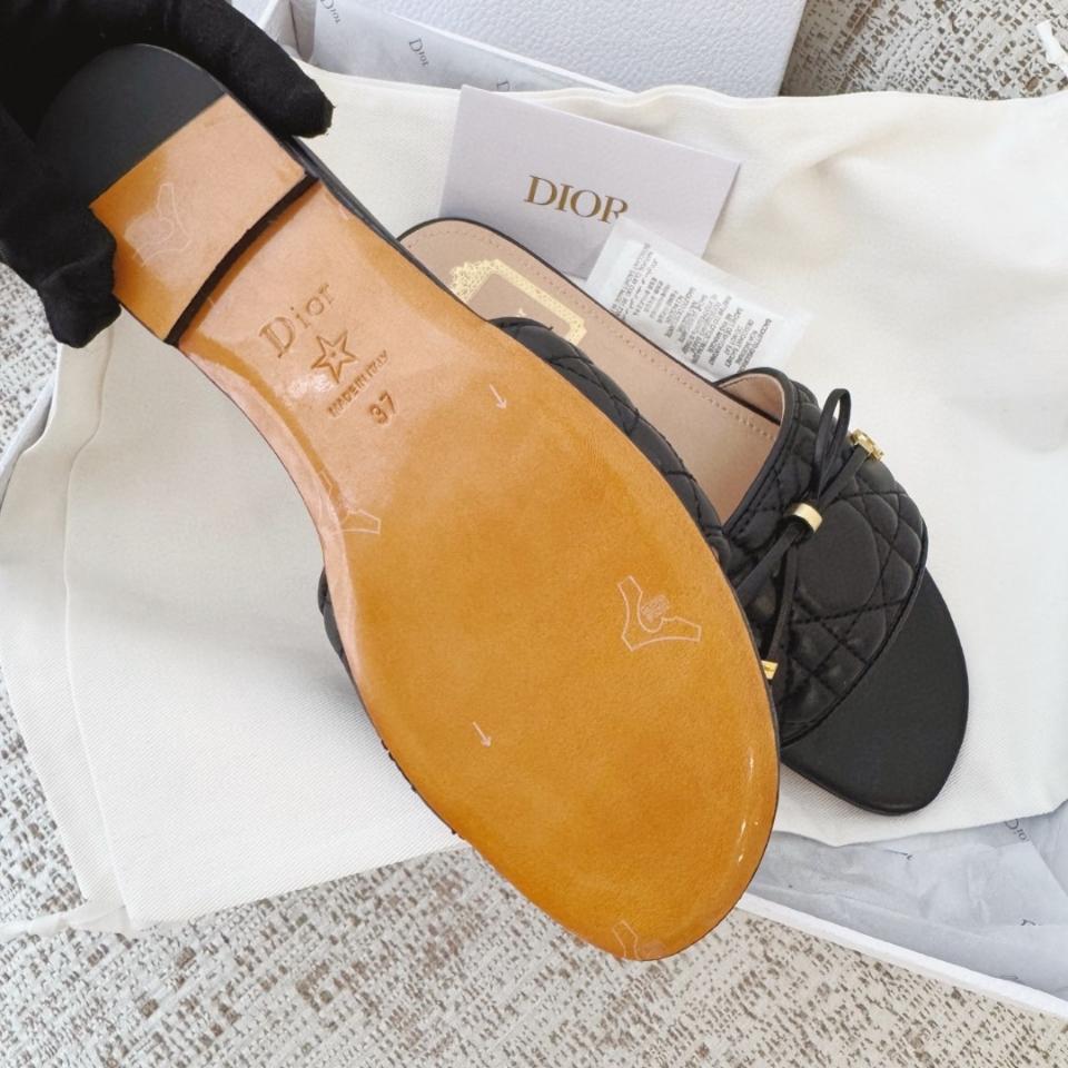 Dior Cannage Slide
Black Quilted Cannage Lambskin KCO545CQL-duoc-ban-tai-Hvip Shoes and Clothes