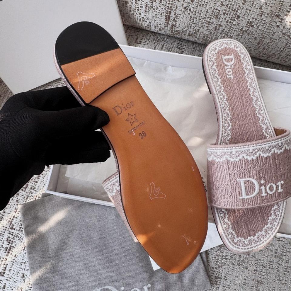 Dior Dentelle Slide
Pink Dior Oblique Embroidered Cotton and White Lace KCO531OCC-duoc-ban-tai-Hvip Shoes and Clothes