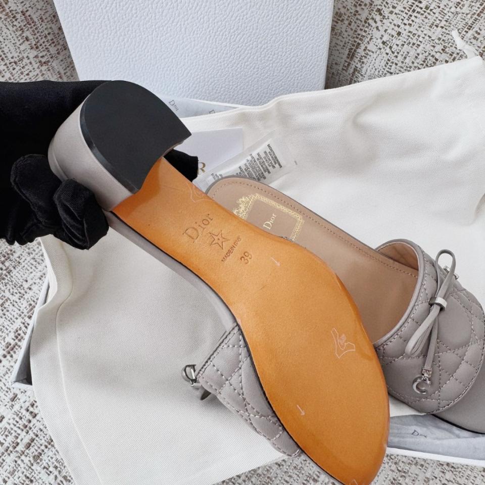 Dior Cannage Heeled Slide
Grey Quilted Cannage Lambskin KCO546CQL-duoc-ban-tai-Hvip Shoes and Clothes