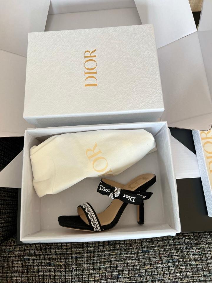 Dior Heeled Sandal with Straps
Black Embroidered Cotton-duoc-ban-tai-Hvip Shoes and Clothes