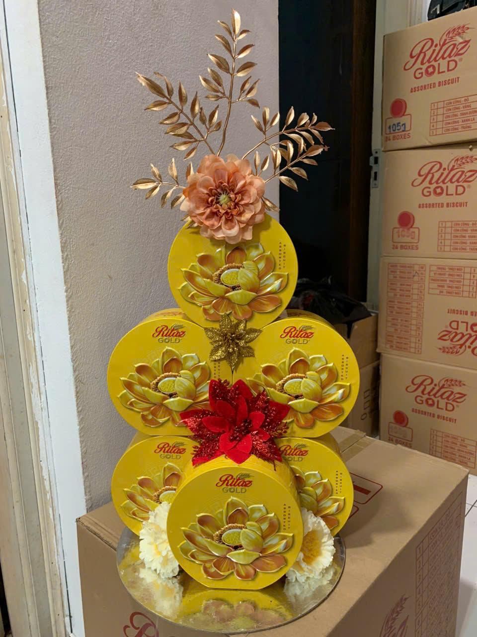 Tháp bánh lễ hoa sen/ rồng phượng vàng hộp thiếc 105g-duoc-ban-tai-K&N Family