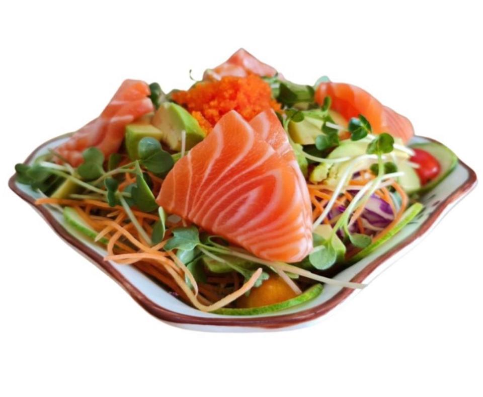 Salad cá hồi -duoc-ban-tai-Furin Sushi