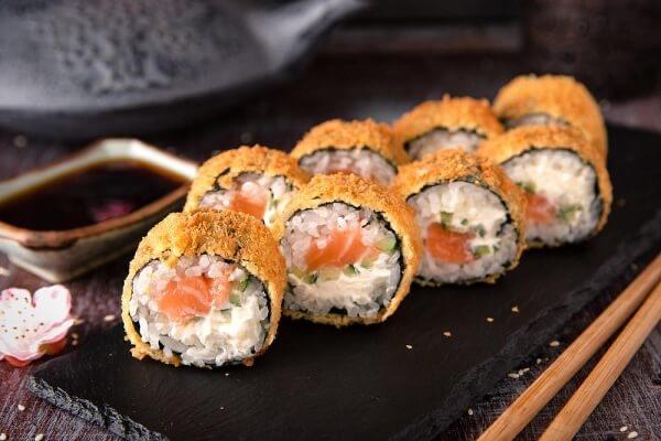 Sushi cá hồi phomai chiên tempura-duoc-ban-tai-FURINSUSHI- hệ thống CITY SUSHI ĐÀ LẠT
