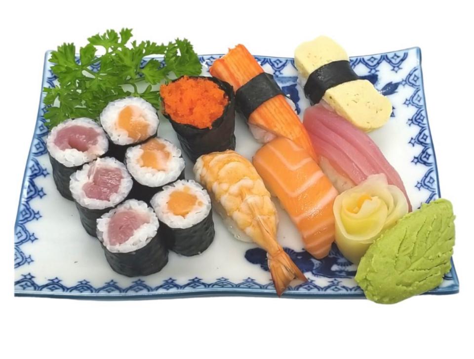 Sushi combo 1 (hồi, ngừ,trứng,thanh cua, tôm,trứng tôm,maki hồi ngừ) -duoc-ban-tai-FURINSUSHI- hệ thống CITY SUSHI ĐÀ LẠT