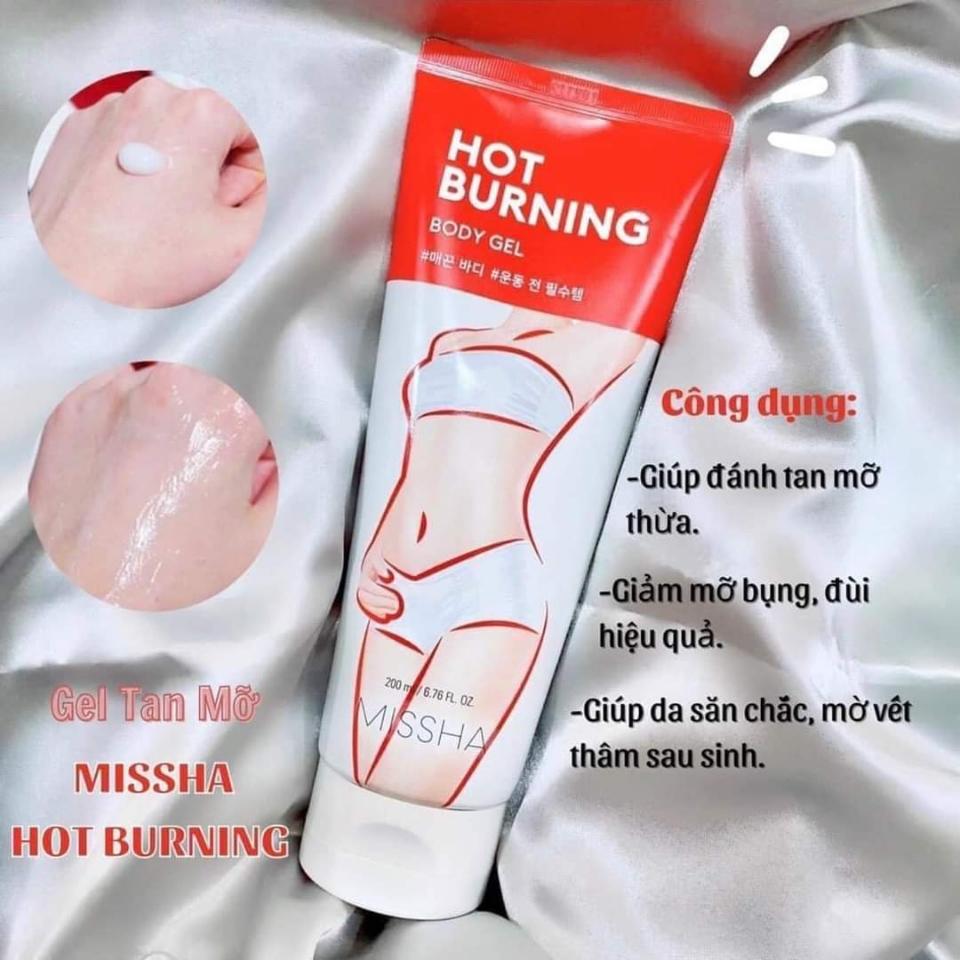 Kem tan mỡ missha 200ml
Làm tí tan mỡ cho ấm người nào anh em
#THOA ĐẾN ĐÂU TAN ĐẾN ĐÓ - TAN MỠ MISHA VỀ MẪU MỚI K CÓ HỘP VÀ TĂNG THÊM VỀ DUNG TÍCH 
\Kem Tan Mỡ Missha Hot Burning Perfect Body Gel Misha mẫu mới nè 💃🏻
✔️Thương Hiệu : Missha 
✔️Xuất xứ : Hàn Quốc
👉🏻Kem tan mỡ Missha có tác dụng làm nóng và làm tan mỡ thừa vùng bụng, giảm vòng eo, kích thích quá trình trao đổi chất làm tan các acid béo tự do và ngăn chặn việc hình thành các chất béo mới, bên cạnh đó kem còn có tác dụng dưỡng da, xóa vết rạn da nên làm da bạn căng mịn, săn chắc hơn, đem đến cho bạn một cơ thể săn chắc và trẻ trung.
➿HDSD : Sau khi tắm, lau sạch nước còn đọng lại, Trước khi thoa gel, để chuẩn bị và kích thích da, dùng một tay giữ ngang hông, tay kia kéo da theo chiều ngược lại tạo những đường ngang trên bụng bằng cách dùng đầu ngón tay ấn mạnh lên da. 👉🏻Lặp lại với phần bên kia của bụng (thực hiện trong vòng 2 phút) thoa đều gel lên vùng cần làm tan mỡ (vùng cánh tay, eo, mông, đùi…) massage nhẹ nhàng từ dưới lên trên theo chiều kim đồng hồ.
👉🏻Để có tác dụng làm thon toàn diện và nhanh chóng, nên thoa ở những vùng khác như đùi, hông, mông
👉🏻Ngày dùng 2 lần sáng và tối.
👉🏻Nên sử dụng tối thiểu 3 tuần liên tiếp trở lên kết hợp với thể dục sẽ đem lại hiệu quả tối ưu.
Giá 210K 
Số lượng 1️⃣
 ☎️ 0797254043-duoc-ban-tai-PHƯƠNG LINH Shop