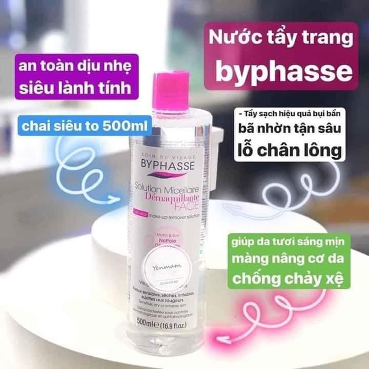 🌈 Tẩy trang quốc dân của xị em nè nè, ta nói nhập thùng nào hết thùng ấy á xị em. Khách cứ hỏi em miết thôi, giờ em về rồi nè, khách đặt nhanh kẻo hết ạ 😘

🌵 𝐓𝐀̂̉𝐘 𝐓𝐑𝐀𝐍𝐆 𝐁𝐘𝐏𝐇𝐀𝐒𝐒𝐄 𝟓𝟎𝟎𝐌𝐋 ☘️- Tây ba nha

🌻Nước Tẩy Trang Byphasse Solution Micellaire với công thức Micellar chứa các phân tử có đầu ưa nước và đuôi kị nước, giúp quét sạch tất cả bụi bẩn, kem chống nắng và lớp trang điểm nhanh chóng.
🌻Thành phần nước khoáng, Glycerin giúp cân bằng độ ẩm giúp cho da mềm mại và mịn màng sau khi tẩy trang.
🌻Đây là dạng tẩy trang bằng nước rất dịu nhẹ nên sản phẩm có thể dùng được cho cả vùng da mỏng và nhạy cảm như mắt, môi nha.
🌻Thiết kế đơn giản, nắp bật cứng cáp vừa giúp bạn dễ bảo quản vừa điều tiết được lượng nước tẩy trang khi sử dụng.
👉Sản phẩm không chứa cồn, paraben và thuốc nhuộm nên rất an toàn, không gây kích ứng.
 Giá 198 K 
Số lượng 1️⃣
☎️ 0797254043-duoc-ban-tai-PHƯƠNG LINH Shop