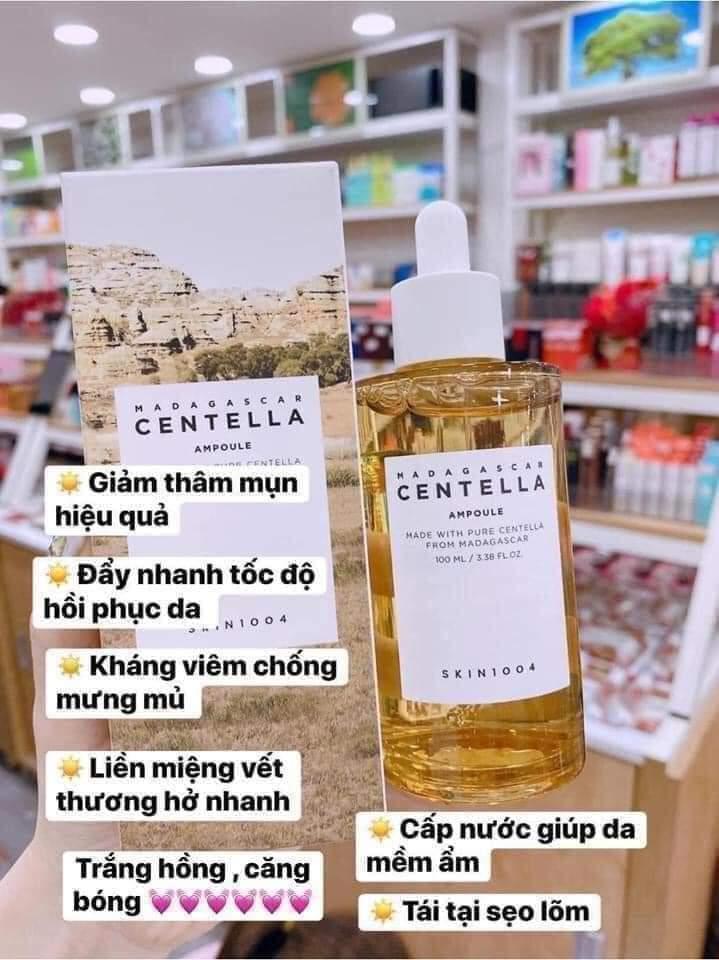 #Skin1004 Madagascar Centella Ampoule – Tinh Chất Rau Má Trở Lại Với Diện Mạo Hoàn Toàn Mới ☘
❤ 𝗦𝗲𝗿𝘂𝗺 𝗥𝗮𝘂 𝗠𝗮́ 𝗠𝗮𝗱𝗮𝗴𝗮𝘀𝗰𝗮 𝟭𝟬𝟬𝟰 𝗦𝗸𝗶𝗻-100ml
🍀 Chiết xuất 100% từ rau má nên an toàn cho mọi loại da kể cả làn da nhạy cảm nhất nhé .
🍀 Lượn một vòng sẽ thấy các bạn bên Hàn dùng nhiều lắm luôn và review cực kì tốt.
🍀 Em nó chuyên dùng để đặc trị các vấn đề về da,phục hồi làn da nhạy cảm,tái tạo da rất tốt.Nhất là những bạn da mỏng,da yếu và bị tổn thương nhé.
❌ Các công dụng thần kỳ:
🍑 Trị mụn .Kháng khuẩn, Kháng Viêm, Giảm sưng mụn.
🍑 Giảm nám da.Làm Liền sẹo.
🍑 Làm lành vết thương nhỏ nhanh.Phục hồi da bị tổn thương.
🍑 Giảm Thâm Mụn.Dưỡng da trắng sáng,mềm mịn.
🍑 Làm Sạch lỗ chân lông.Cung cấp Nước Tự nhiên cho da.
🍑 Tăng Cường khả năng chống lão hóa,giúp da luôn căng mịn.
🍑 Chiết Xuất Từ rau má rất an toàn lành tính cho da nhạy cảm.
🍑 Dạng Ampoule Tinh chất cô Đặc Thẩm thấu sâu hơn cả Essence và
Giá bán lẻ  220K 
Số lượng 1️⃣
☎️ 0797254043-duoc-ban-tai-PHƯƠNG LINH Shop