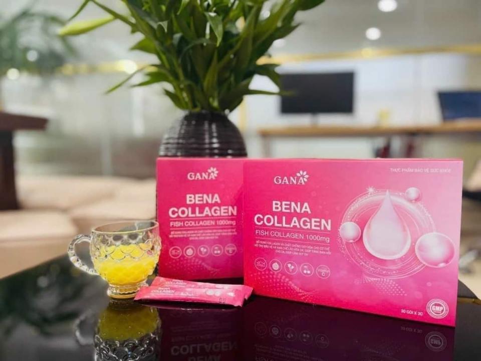 🍓#BENA_COLLAGEN SX THEO CÔNG NGHỆ HÀN QUỐC🍓
🍇BENA COLLAGEN  - SP uống siêu đẹp da cao cấp - hương trái cây 💖💯
👉HỘP 30 GÓI. 
♨Ngăn chặn sự hình thành các nếp nhăn, tăng tính đàn hồi & săn chắc của làn da, giúp da căng bóng.
♨Tăng cường độ ẩm & cải thiện sắc tố da, tóc.
♨Cung cấp chất chống oxy hóa bảo vệ da chống lại các tia cực tím có hại.
♨Bổ sung dinh dưỡng giúp tóc, móng dày & bóng hơn.
♨Phòng ngừa loãng xương & giảm đau khớp.
☑ BENA CLLAGEN được kết hợp các vitamin, các loại thảo dược, vì vậy chỉ cần 1 -2 gói #BENA_COLAGEN mỗi ngày thôi là làn da và sức khỏe của bạn sẽ được cải thiện rõ rệt.
Giá 497K 
Số lượng 1️⃣
☎️ 0797254043-duoc-ban-tai-PHƯƠNG LINH Shop