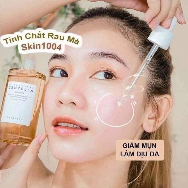 #Skin1004 Madagascar Centella Ampoule – Tinh Chất Rau Má Trở Lại Với Diện Mạo Hoàn Toàn Mới ☘
❤ 𝗦𝗲𝗿𝘂𝗺 𝗥𝗮𝘂 𝗠𝗮́ 𝗠𝗮𝗱𝗮𝗴𝗮𝘀𝗰𝗮 𝟭𝟬𝟬𝟰 𝗦𝗸𝗶𝗻-100ml
🍀 Chiết xuất 100% từ rau má nên an toàn cho mọi loại da kể cả làn da nhạy cảm nhất nhé .
🍀 Lượn một vòng sẽ thấy các bạn bên Hàn dùng nhiều lắm luôn và review cực kì tốt.
🍀 Em nó chuyên dùng để đặc trị các vấn đề về da,phục hồi làn da nhạy cảm,tái tạo da rất tốt.Nhất là những bạn da mỏng,da yếu và bị tổn thương nhé.
❌ Các công dụng thần kỳ:
🍑 Trị mụn .Kháng khuẩn, Kháng Viêm, Giảm sưng mụn.
🍑 Giảm nám da.Làm Liền sẹo.
🍑 Làm lành vết thương nhỏ nhanh.Phục hồi da bị tổn thương.
🍑 Giảm Thâm Mụn.Dưỡng da trắng sáng,mềm mịn.
🍑 Làm Sạch lỗ chân lông.Cung cấp Nước Tự nhiên cho da.
🍑 Tăng Cường khả năng chống lão hóa,giúp da luôn căng mịn.
🍑 Chiết Xuất Từ rau má rất an toàn lành tính cho da nhạy cảm.
🍑 Dạng Ampoule Tinh chất cô Đặc Thẩm thấu sâu hơn cả Essence và
Giá bán lẻ  220K 
Số lượng 1️⃣
☎️ 0797254043-duoc-ban-tai-PHƯƠNG LINH Shop