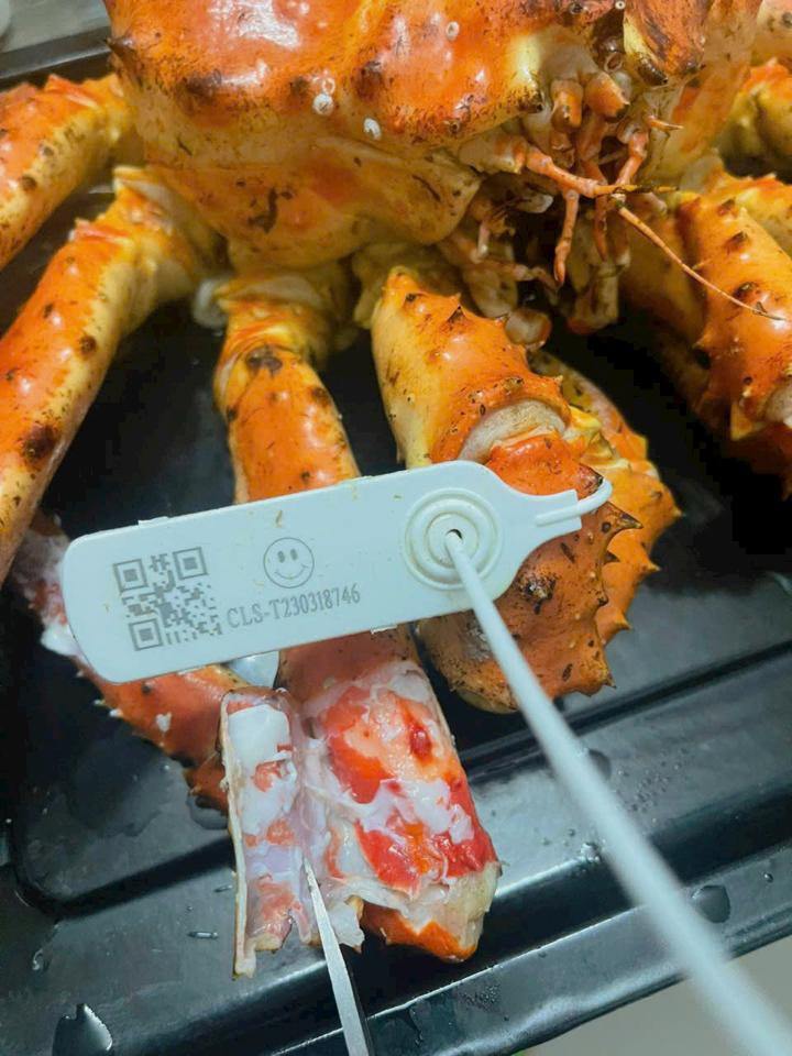 Cua Hoàng Đế Sống (Kingcrab đỏ)-duoc-ban-tai-Hải Sản CaRiBê