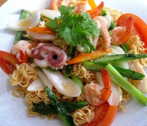 Mì xào hải sản -duoc-ban-tai-Nhà hàng hải sản Win Seafood
