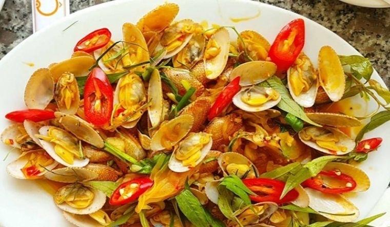Sò lụa xóc tỏi-duoc-ban-tai-Nhà hàng hải sản Win Seafood