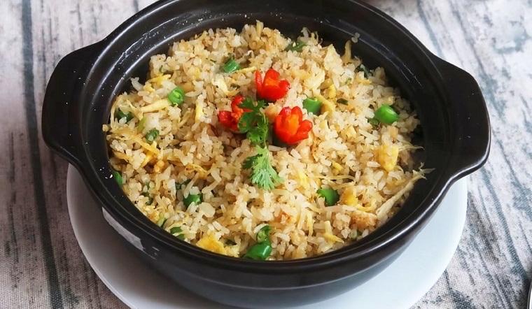 Cơm chiên cá mặn-duoc-ban-tai-Nhà hàng hải sản Win Seafood