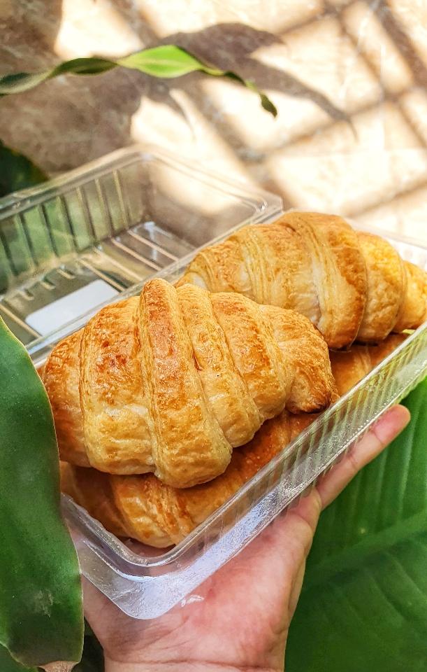 Croissant Lava Trứng Muối  (4c)-duoc-ban-tai-Tiệm bánh Péo Péo