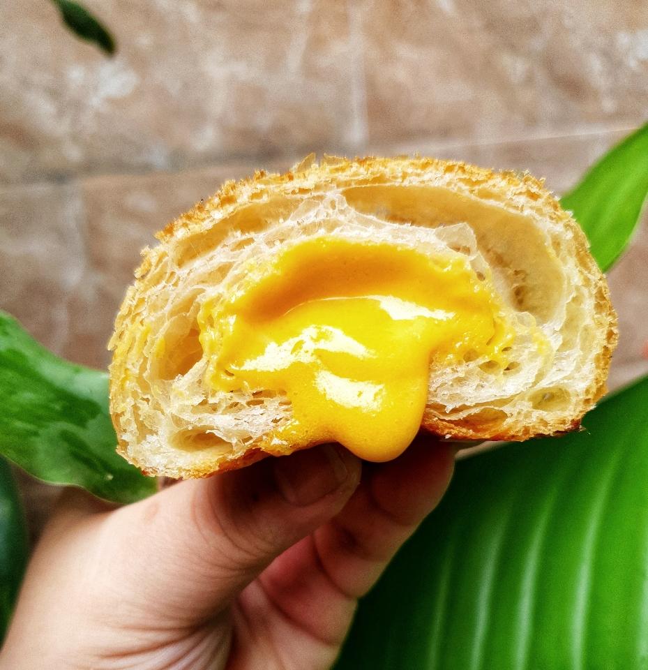 Croissant Lava Trứng Muối  (4c)-duoc-ban-tai-Tiệm bánh Péo Péo