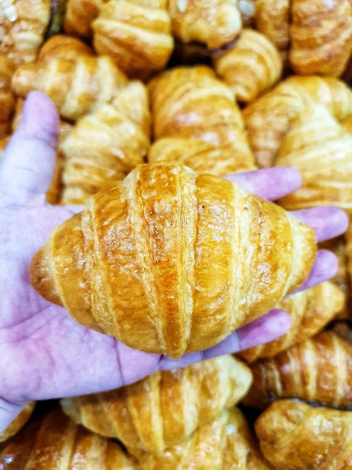 Croissant Lava Trứng Muối  (4c)-duoc-ban-tai-Tiệm bánh Péo Péo