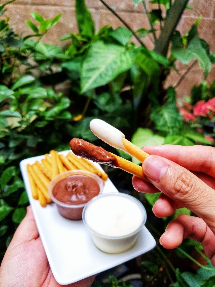BÁNH QUE CHẤM SỐT SOCOLA-duoc-ban-tai-Tiệm bánh Péo Péo