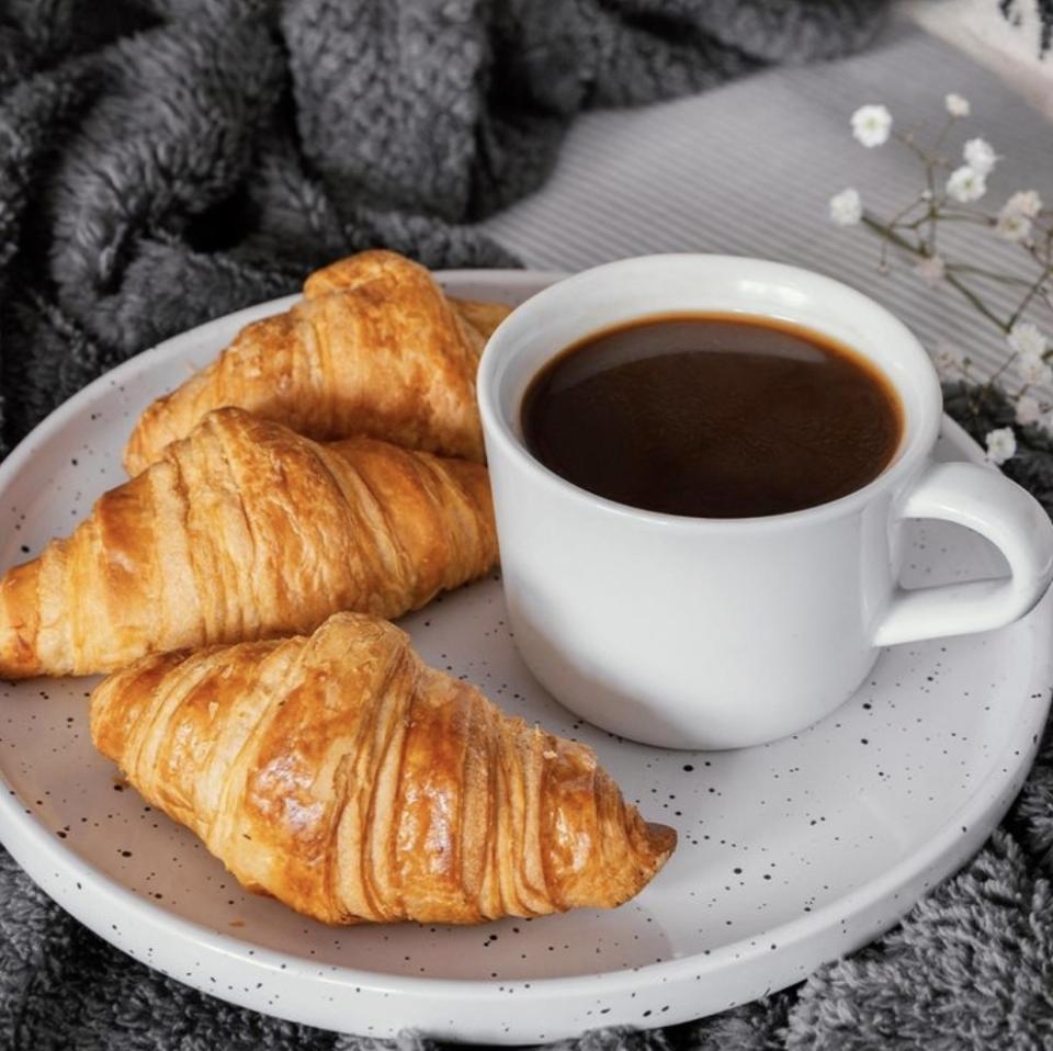 Plain Croissant-duoc-ban-tai-Tiệm bánh Péo Péo