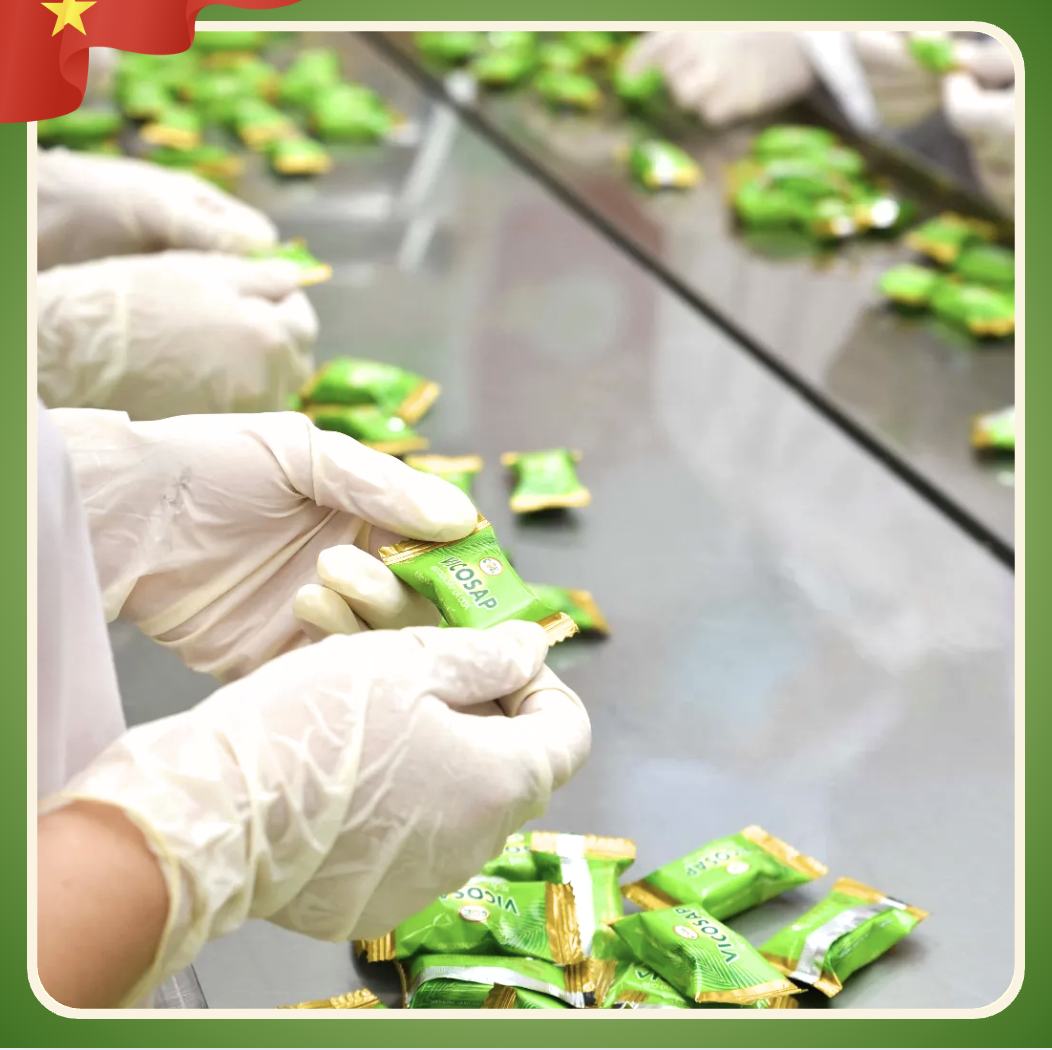 Kẹo dừa sáp lá dứa VICOSAP (Hộp 100g) -duoc-ban-tai-HELLO TROPICAL VIETNAM