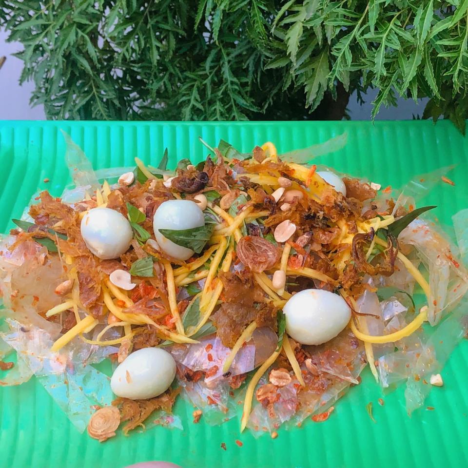 Bánh tráng trộn-duoc-ban-tai-Vân Khủng Long