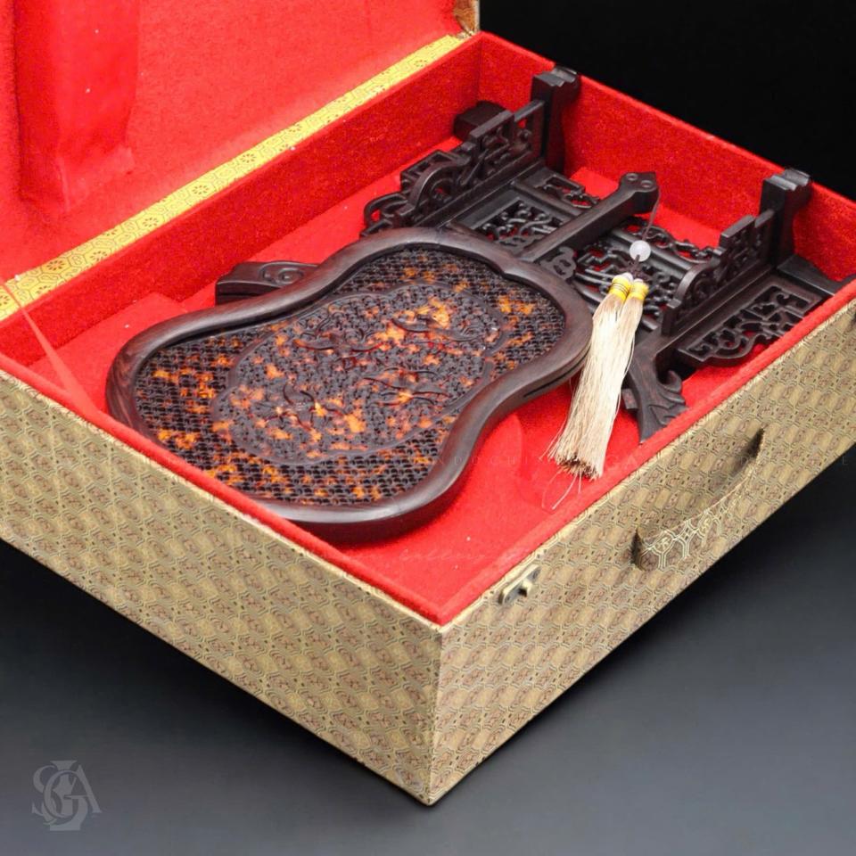 Quạt đồi mồi-duoc-ban-tai-SAIGON GALLERY ART
