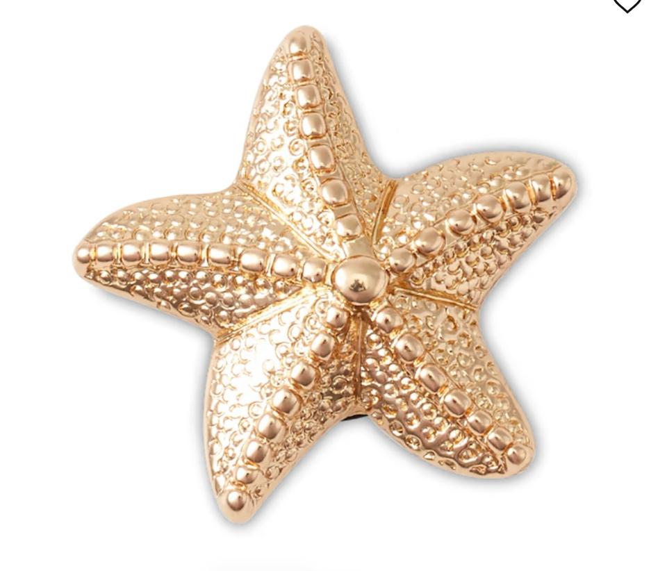 Crocs Charm - Sao Biển Vàng KL-duoc-ban-tai-Diệu Hằng Auth