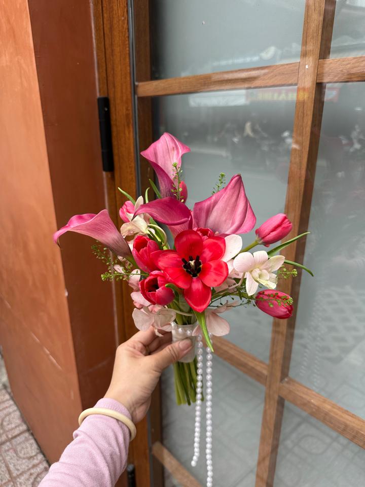 Hoa cưới tulip đỏ mix cùng callalily -duoc-ban-tai-Một Tiệm Hoa