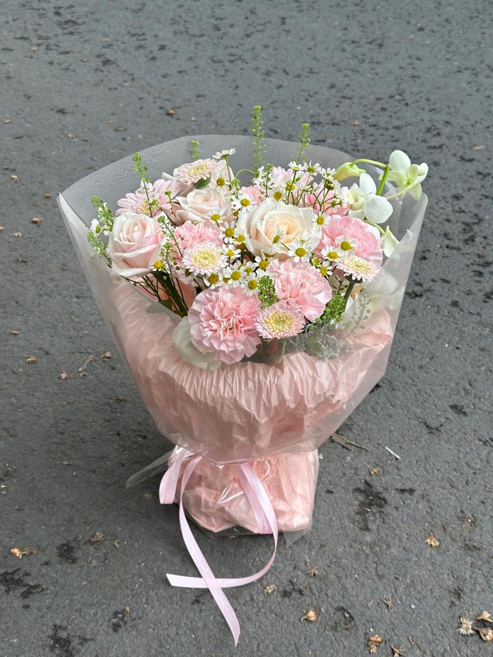 Bó hoa phăng mix hồng kem dâu-duoc-ban-tai-Một Tiệm Hoa