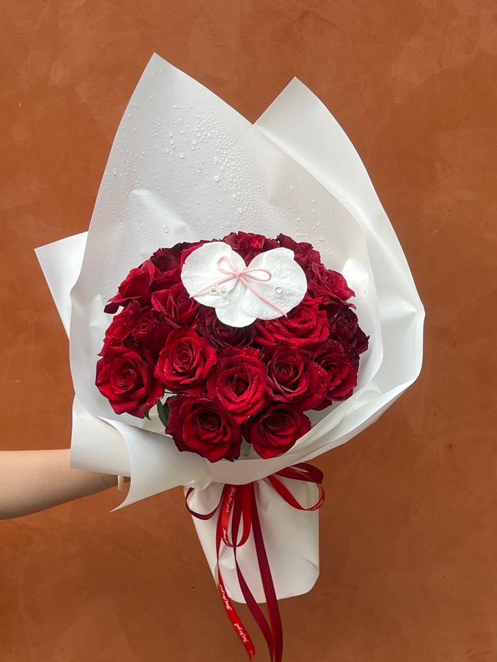 Bó hoa hồng đỏ mix lan hồ điệp-duoc-ban-tai-Một Tiệm Hoa