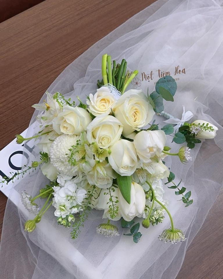 Hoa cưới tone trắng sang trọng-duoc-ban-tai-Một Tiệm Hoa
