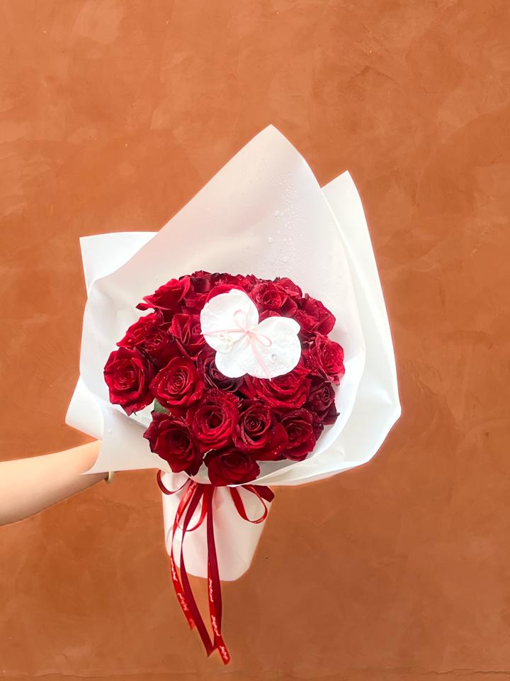 Bó hoa hồng đỏ mix lan hồ điệp-duoc-ban-tai-Một Tiệm Hoa