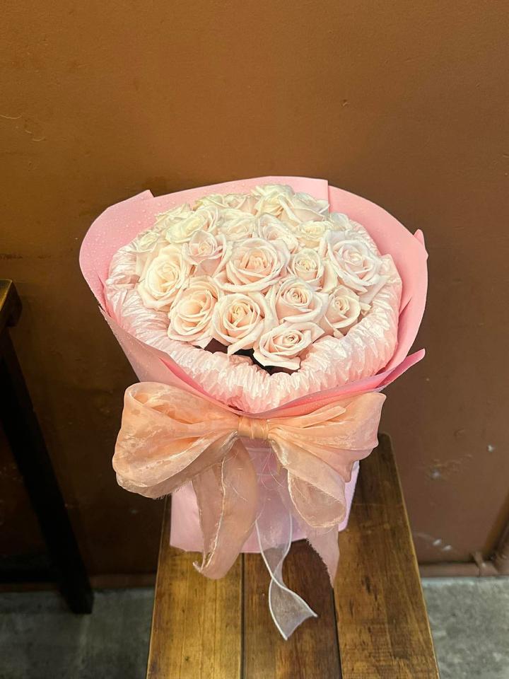 Bó hoa hồng kem dâu gắn nơ hồng-duoc-ban-tai-Một Tiệm Hoa