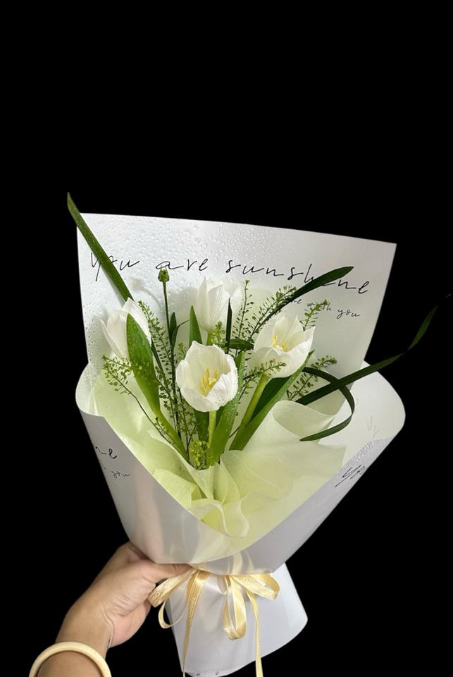 Bó tulip mix cỏ đồng tiền-duoc-ban-tai-Một Tiệm Hoa