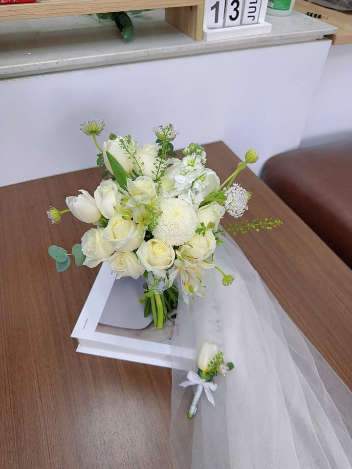 Hoa cưới tone trắng sang trọng-duoc-ban-tai-Một Tiệm Hoa